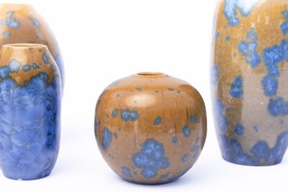 null Serafino FERRARO (1939-2017). 
Quatre vases en céramique à décor de cristallisations...