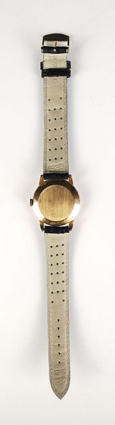 null OMEGA.
Man's wristwatch in yellow gold.
Dial with copper background.
Index baton.
Mechanical...