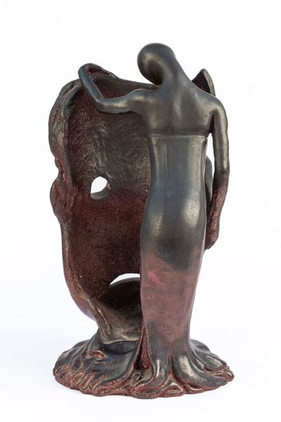 null Serafino FERRARO (1939-2017). 
Woman holding a mask. 
Sculpture in black glazed...