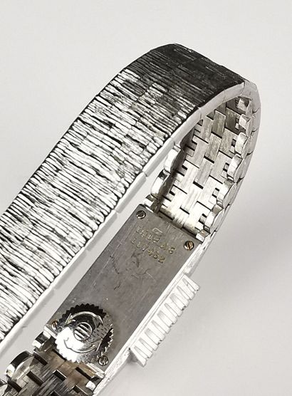 null PIAGET.
Montre bracelet de femme en or gris, le boîtier orné de dix diamants...