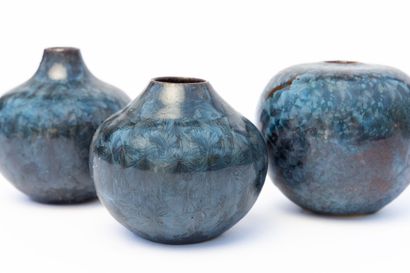 null Serafino FERRARO (1939-2017). 
Three ceramic vases decorated with blue-gray...