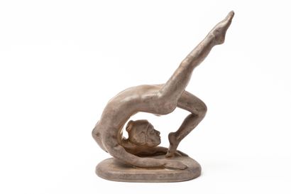 null Serafino FERRARO (1939-2017). 
Gymnaste en céramique émaillée brun.
Signée et...