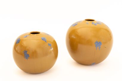 null Serafino FERRARO (1939-2017). 
Two ceramic vases decorated with blue metallic...