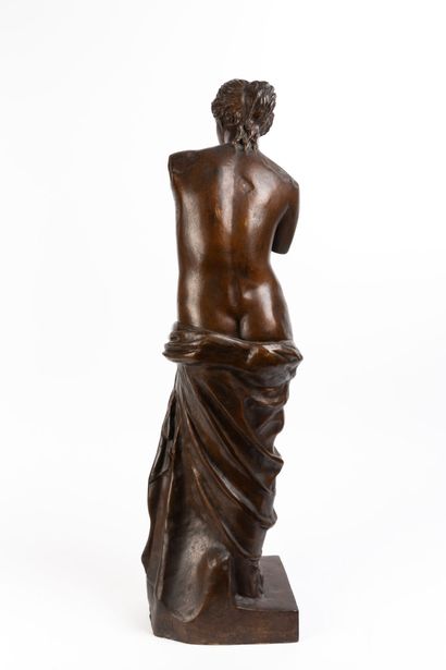 null D'après l'Antique. 
Vénus de Milo. 
Importante sculpture en bronze à patine...