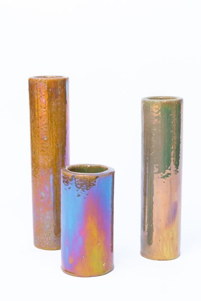 null Serafino FERRARO (1939-2017). 
Trois vases soliflores en céramique à émaux métalliques...