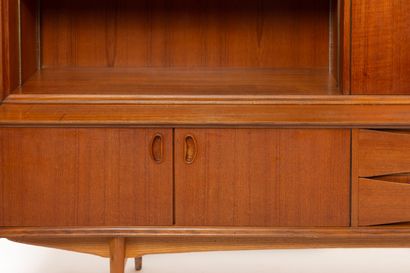 null Buffet two bodies in teak and veneer.
It opens with two leaves in the upper...