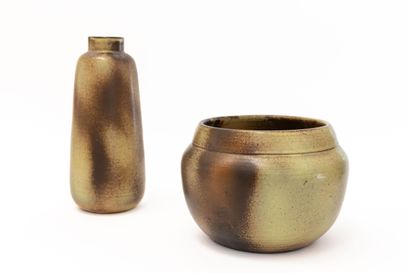 null Serafino FERRARO (1939-2017). 
Vase ovoïde à col droit et cache pot en céramique...