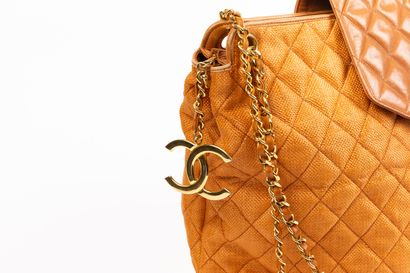 null CHANEL, Paris.
Shopping bag in woven canvas in cognac color. 
Inside brown lambskin,...