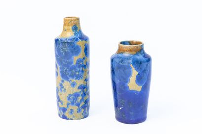 null Serafino FERRARO (1939-2017). 
Deux petits vases en céramique à décor de cristallisations...