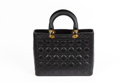 null DIOR.
Lady Dior" bag in black lambskin, gold metal jewelry. 
Inside red damask...