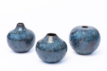 null Serafino FERRARO (1939-2017). 
Three ceramic vases decorated with blue-gray...