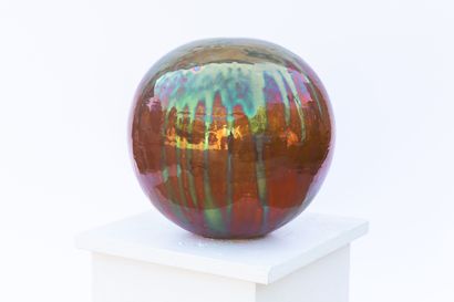 null Serafino FERRARO (1939-2017). 
Sphère en céramique à émaux métalliques rouges....