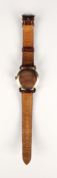 null MOVADO.
Men's wristwatch in yellow gold, triple counter model.
Two-tone dial.
Month...