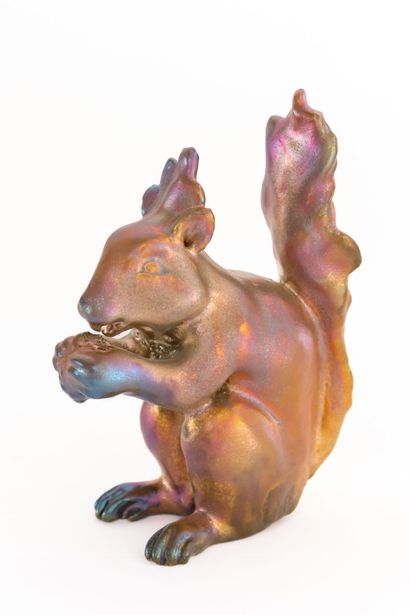null Serafino FERRARO (1939-2017). 
Écureuil en céramique à émaux métalliques. 
Signé.
H_20...