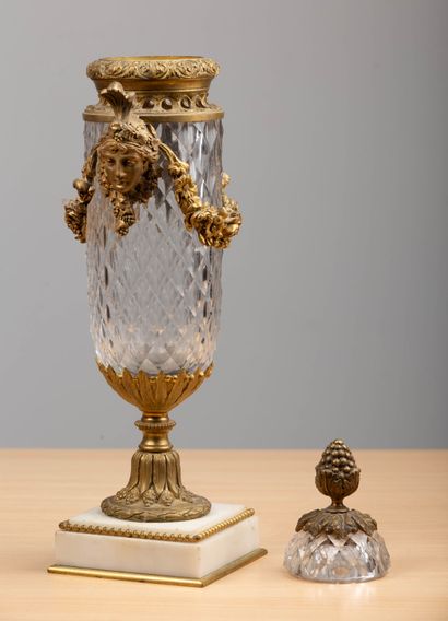 null Vase brûle-parfum en cristal facetté, la monture en bronze doré, les prises...