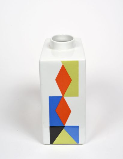 null Sonia DELAUNAY (1885-1979), after.
Venice, 1979.
Vase in Limoges porcelain with...