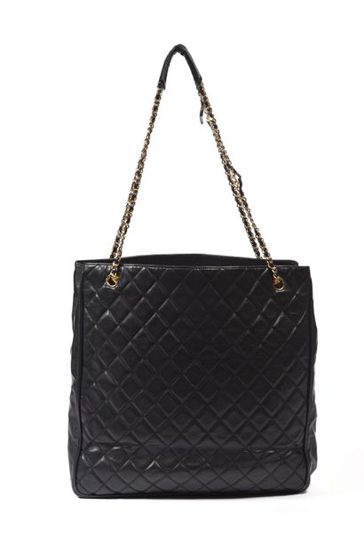 null CHANEL, Paris.
Large shoulder bag with outside pocket, in black quilted leather...