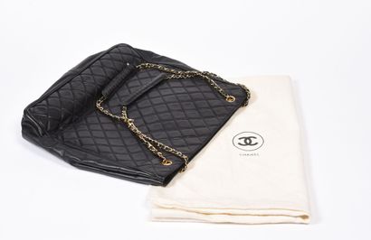 null CHANEL, Paris.
Large shoulder bag with outside pocket, in black quilted leather...