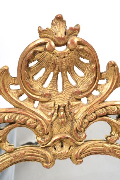 null Carved and gilded wood mirror with rich openwork decoration of shells, foliage...