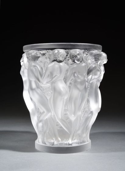 null LALIQUE France, after a model by René LALIQUE (1886-1945).
Pressed and patinated...
