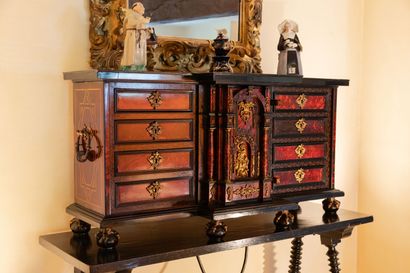 null Cabinet with central recess and detached columns in red tortoiseshell veneer...