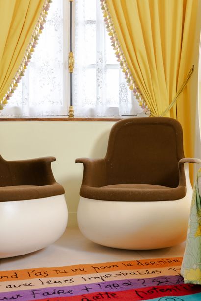 null Marc HELD (born 1932), 
for KNOLL INTERNATIONAL.
Pair of "Culbuto" armchairs,...