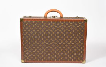 null LOUIS VUITTON, Paris.
Suitcase in monogram canvas, "Bisten 60" model, with lozined...