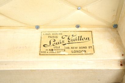 null LOUIS VUITTON, Paris.
Travel trunk in monogram-coated canvas, lozined edges...