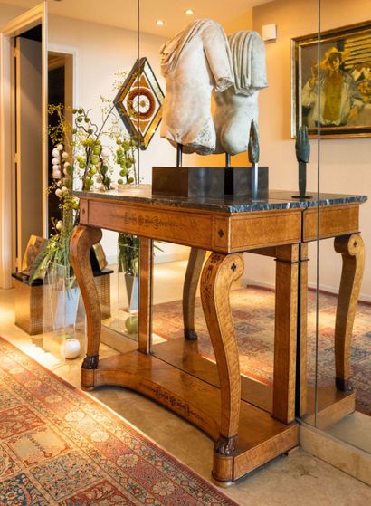null Mirror-back console in bird's-eye maple veneer inlaid with amaranth and decorated...