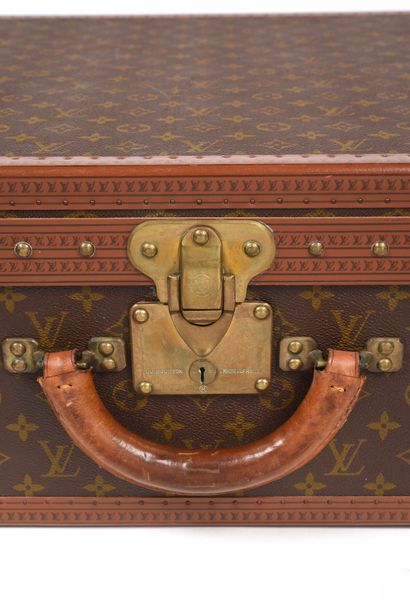 null LOUIS VUITTON, Paris.
Large rigid suitcase in monogram-coated canvas, "Alzer...