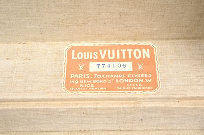 null LOUIS VUITTON, Paris.
Travel trunk in monogram-coated canvas, lozined edges...