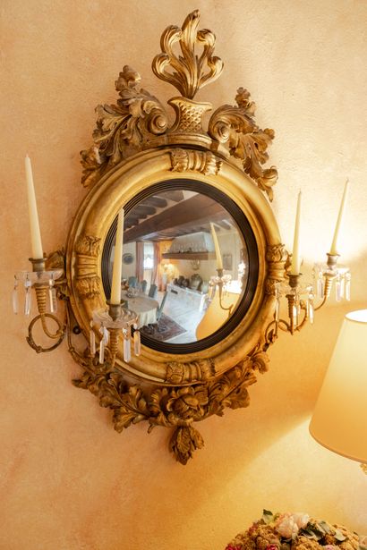 null Large witch mirror in wood and gilded stucco. 
It is adorned with four associated...