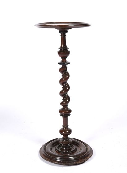 null Circular light stand in turned walnut with twisted shaft.
17th-century period,...