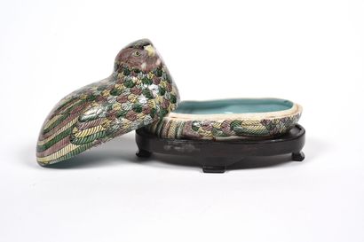 null CHINA 19th century. 
Porcelain and three-color enamel box decorated with a partridge....