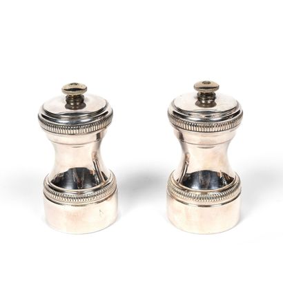 null PEUGEOT Frères.
Pair of silver pepper mills with gadroon decoration.
Gross weight:...