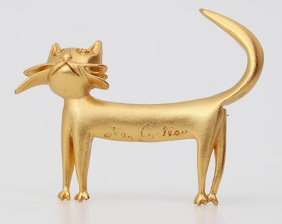  Jean COCTEAU (1889-1963), after.
Gilded metal brooch featuring a cat.
Engraved signature,... Gazette Drouot