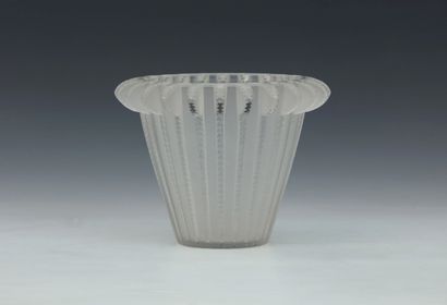  René LALIQUE (1860-1945). 
White molded-pressed glass vase, 