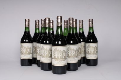 null Château Haut-Brion 1982, caisse en bois 12 bouteilles; une bouteille niveau...