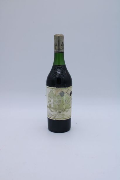 null Château Haut-Brion 1982, une bouteille, étiquette déchirée, niveau bas