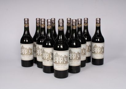  Château Haut-Brion 1975, caisse en bois d'origine 12 bouteilles