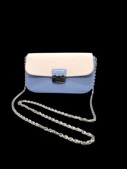 null *DIOR, pochette à rabas en cuir bleu ciel et crème, chaîne en métal argenté...