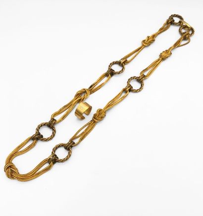 null CHANEL, lot composé d'un collier long et d'une bague en métal doré, en l'état

TDD...