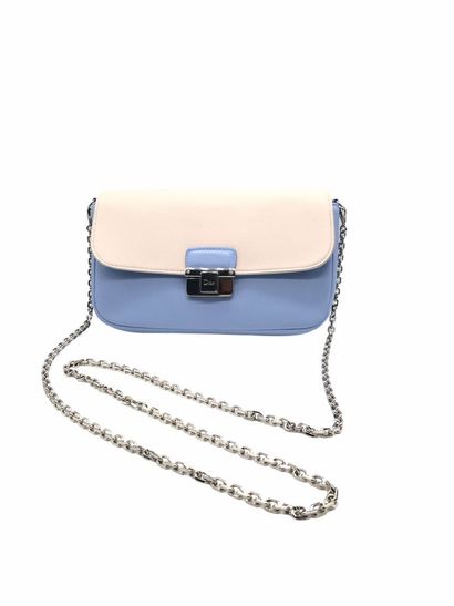 null *DIOR, pochette à rabas en cuir bleu ciel et crème, chaîne en métal argenté...