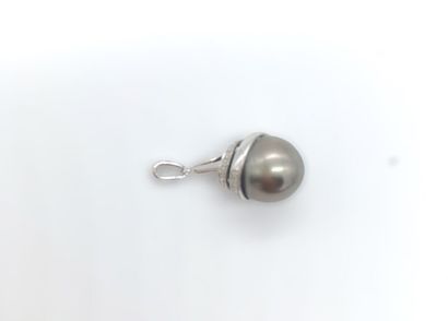 null *Pendentif orné d'une perle de Tahiti diam. 10 mm, monture en or blanc 750,...