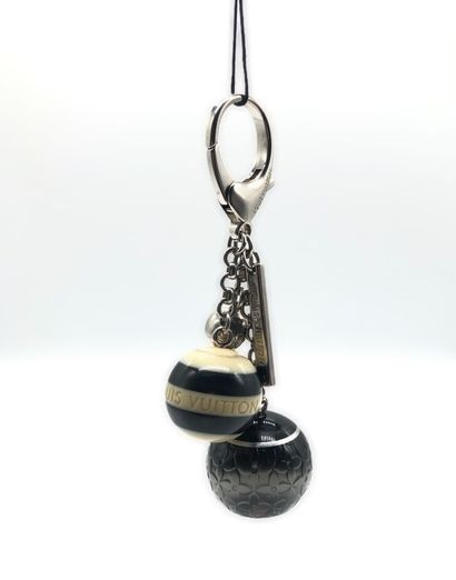null *LOUIS VUITTON, Charms key ring in silver plated metal decorated with spher...