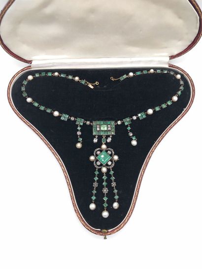  Collier draperie XIXe siècle, en or rose orné d'émeraudes et perles en serti clos,...