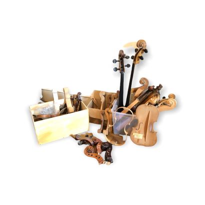 null Lot de têtes de violons et violoncelles en blanc, avec violon ébauché en 3 parties;...