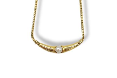 null Collier en or jaune 750 orné d'un motif centré d'une perle et petits diamants,...