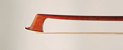 null *Violin bow, old stick in gnarled pernambuco wood marked "Charotte à Paris",...