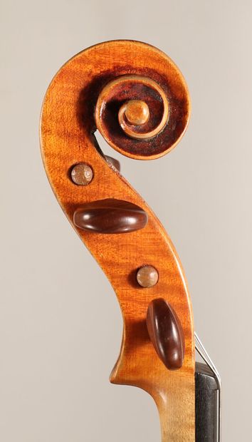 null *Violon travail allemand vers 1930/1940, étiquette en partie illisible de A.Stradivarius,...